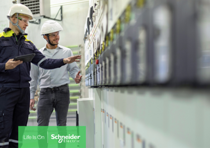 foto noticia Schneider Electric mejora la resiliencia empresarial de sus clientes industriales con EcoStruxure™ Service Plan para variadores de velocidad.